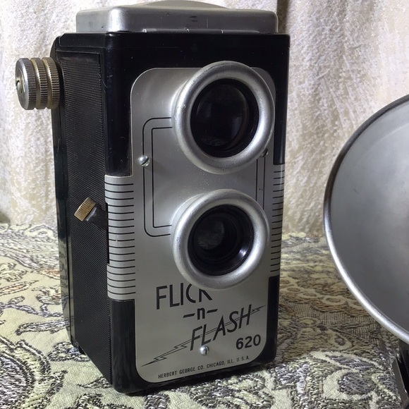 Vintage camera Flick 'n' Flash 620 Herbert George Chicago USA w/flash reflector - Picture 3 of 7